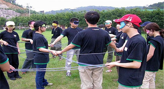 臨滄企業學校野外拓展活動臨滄企業公司凝聚力拓展訓練項目《盲人方陣》