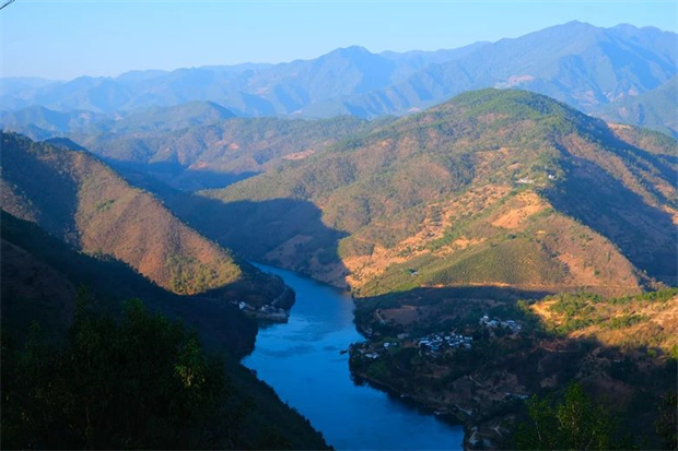 云南旅游,云南旅行社,云南團(tuán)建公司,云南會議執(zhí)行,云南會議會展,臨滄旅游,臨滄旅行社,臨滄團(tuán)建公司,臨滄會議會展：咖脈：瀾滄江轉(zhuǎn)身時的琥珀色詩篇